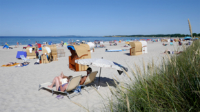 Deutschland Ostsee Hohwacht Bucht Strand Strandkörbe Menschen Foto iStock Anela.jpg